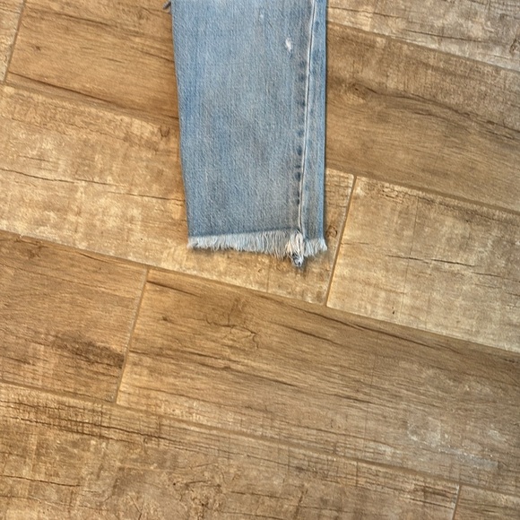 GAP Women's Best Girlfriend Light Blue Distressed Cropped Jeans with frayed hem - Picture 4 of 4